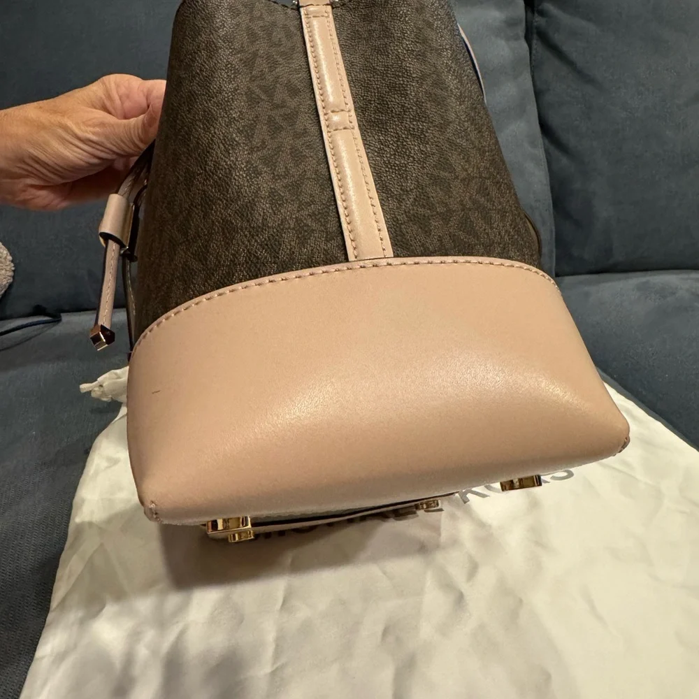 Michael Kors Bucket Bag - Picture 5 of 8